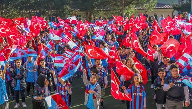 Trabzonspor Başkanı Ahmet Ağaoğlu öğrencilere 10 bin forma hediye etti