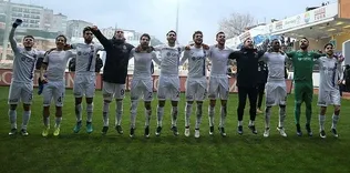 Trabzonsporlu futbolculardan taraftara çağrı