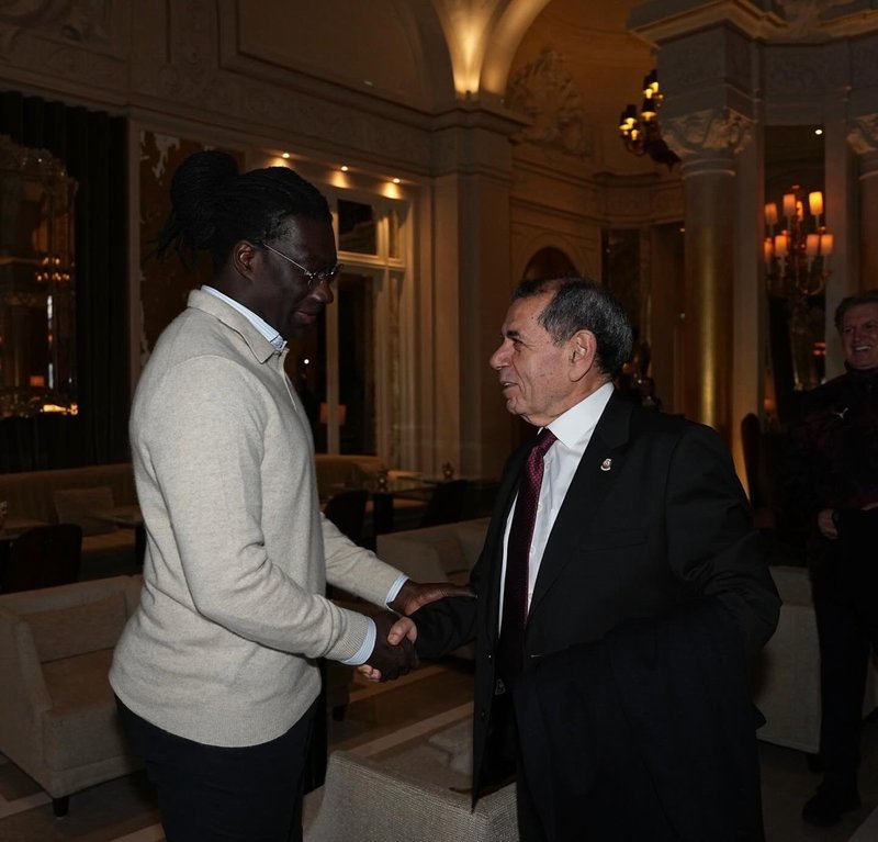 bafetimbi-gomis-galatasarayli-futbolcular-ve-yonetimle-bir-araya-geldi-1765310304262.jpeg