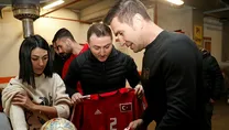 Formasını hediye etti