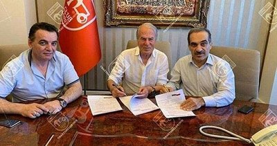 Mustafa Denizli Traktör Sazi’yle 5 yıllık sözleşme imzaladı