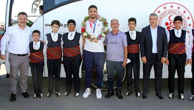 Son dakika spor haberi: Olimpiyat üçüncüsü Milli Güreşçi Taha Akgül memleketi Sivas'a döndü!