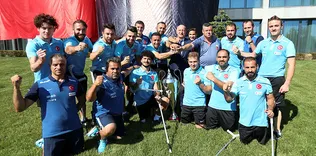 Ampute futbolcular öğrencilerle buluştu