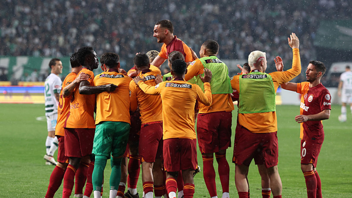 Galatasaray birçok rekor kırdığı sezonda şampiyonluğa ulaştı