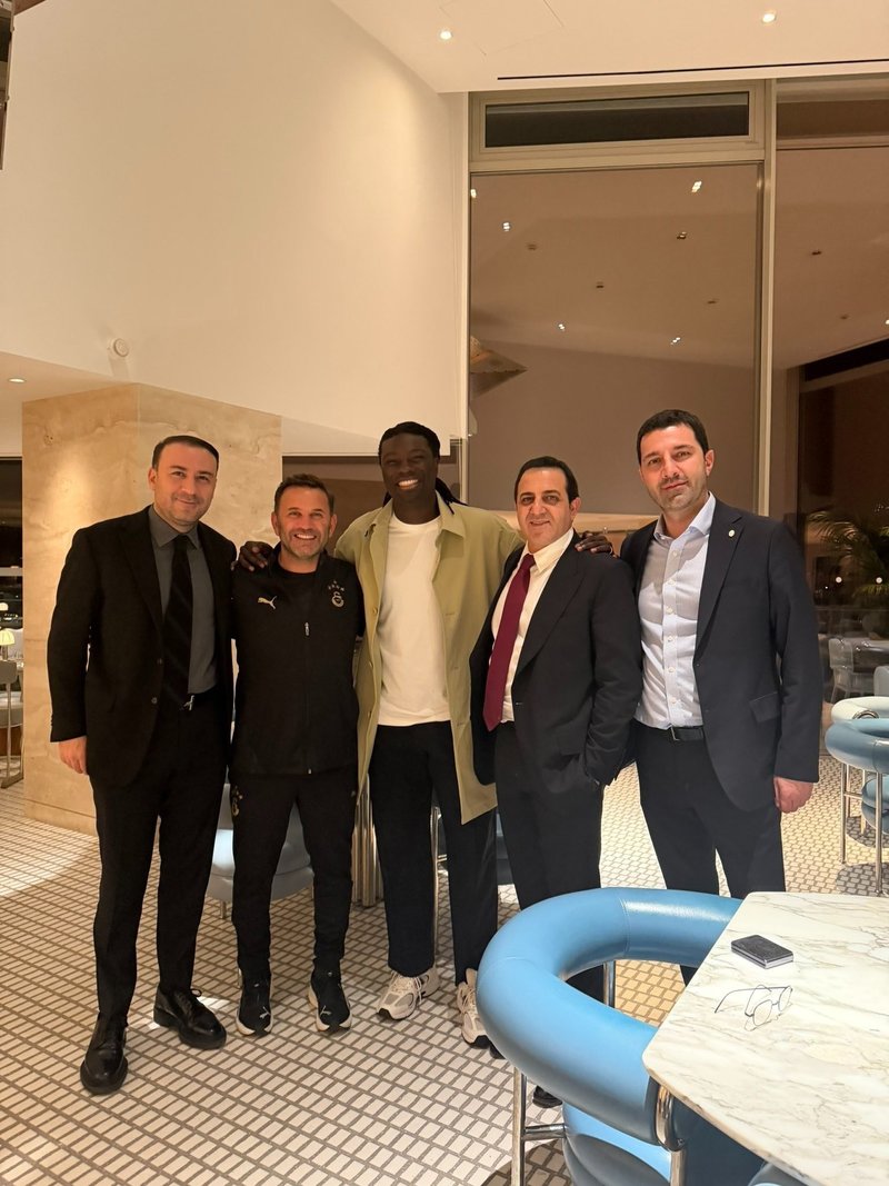 bafetimbi-gomis-galatasarayli-futbolcular-ve-yonetimle-bir-araya-geldi-1765310286780.jpeg