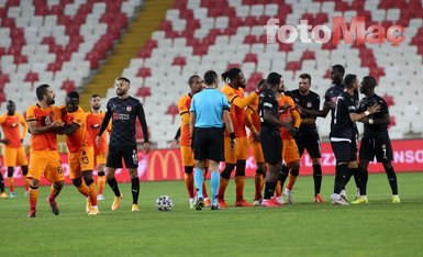 Sivasspor - Galatasaray maçının son anlarında ortalık karıştı! Arda Turan...