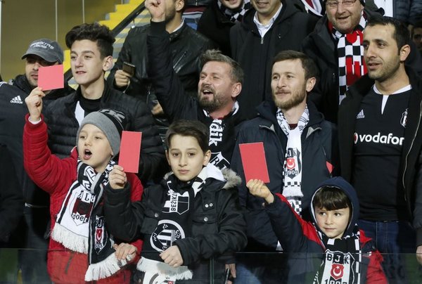 Beşiktaş taraftarından Trabzonspor'a destek