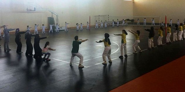 Sporcular anneleri ile idman yaptı