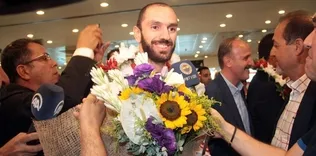 İstanbul’da çiçeklerle karşılandı