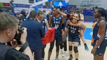 Prag'da çirkin hareket! ÇBK Mersin'in Türk bayraklı sevinci engellendi
