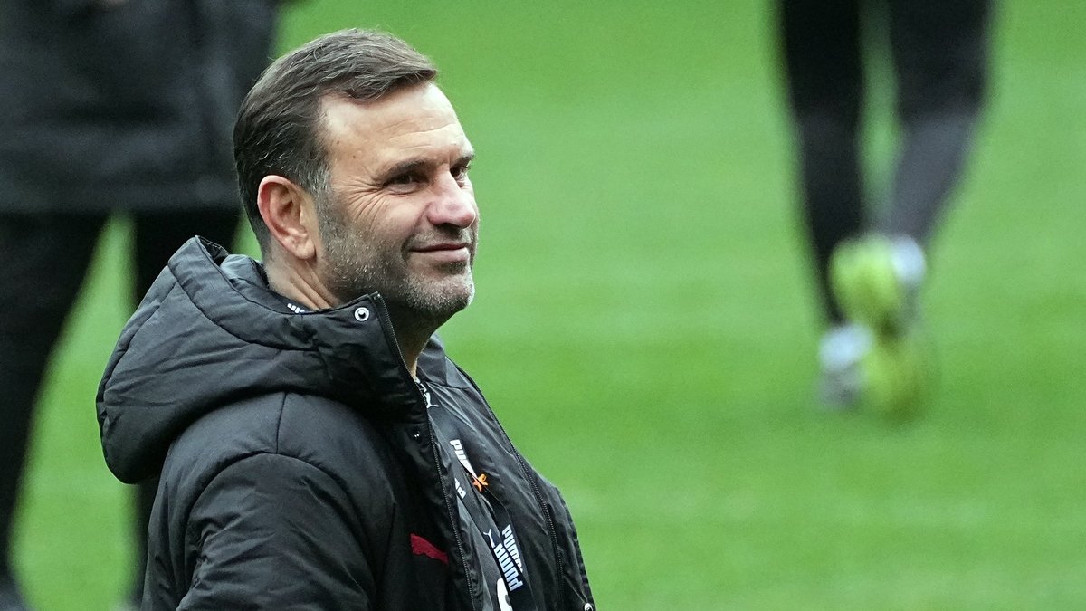 Galatasaray'da Eren Elmalı takımla ilk antrenmanına çıktı! Galatasaray'da Eren Elmalı takımla ilk antrenmanına çıktı!