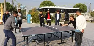 Futbolcular masa tenisi oynayıp stres attı