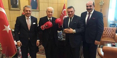 Devlet Bahçeli boks eldiveni giydi