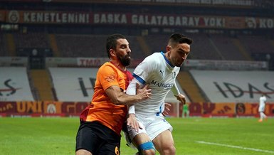 Son dakika spor haberleri: Galatasaray - Erzurumspor maçında Arda Turan direğe takıldı!