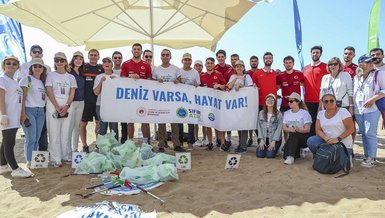 A Milli Futbol Takımı oyuncuları Riva halk plajında kıyı temizleme etkinliğine katıldı