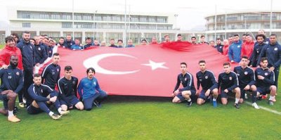 Antalya’dan dev Türk bayrağı