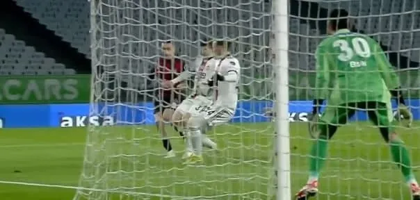 Fatih Karagümrük Beşiktaş maçında penaltı bekledi! İşte o pozisyon - 2
