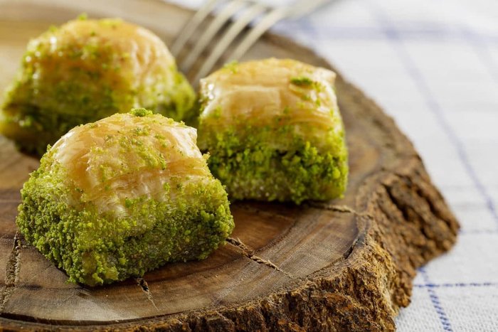kaymakli-kolay-baklava-tarifi-evde-kolay-ve-pratik-baklava-malzemeleri-yapilisi-puf-noktalari-1703752220362.jpeg