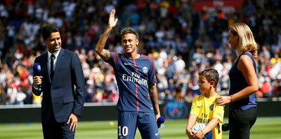 Neymar maçtan önce tribünleri selamladı