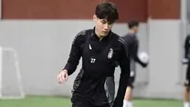 Alamgir Smakov imzayı atıyor