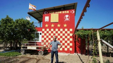 Galatasaraylı taraftar bağ evini sarı kırmızıya boyadı