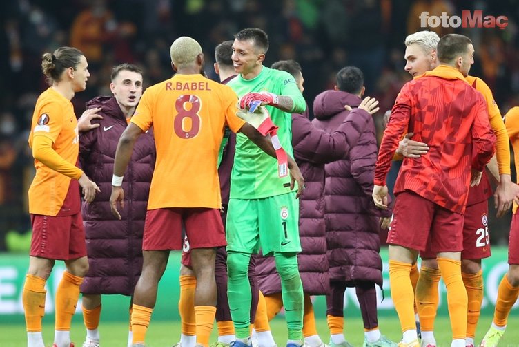 SPOR HABERİ - Galatasaray Marsilya maçında Fernando Muslera çılgına döndü! Tribüne dönüp...