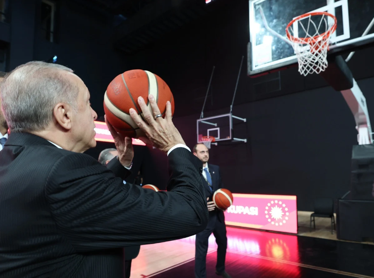 basketbol-gelisim-merkezinde-ilk-basket-baskan-erdogandan-1727641487138.png