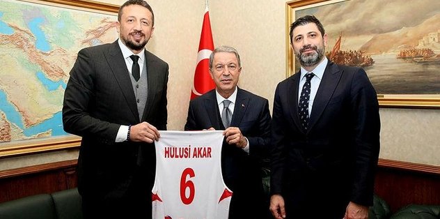 Bakan Akar, Hidayet Türkoğlu ile bir araya geldi
