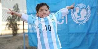 Messi, poşetten formalı çocuğu unutmadı