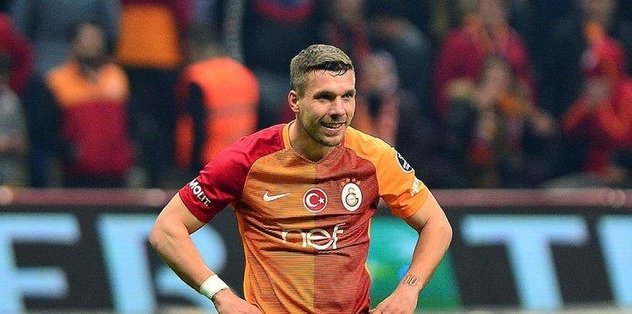 Poldi'den tebrik: "Bu akşam çaylar benden"