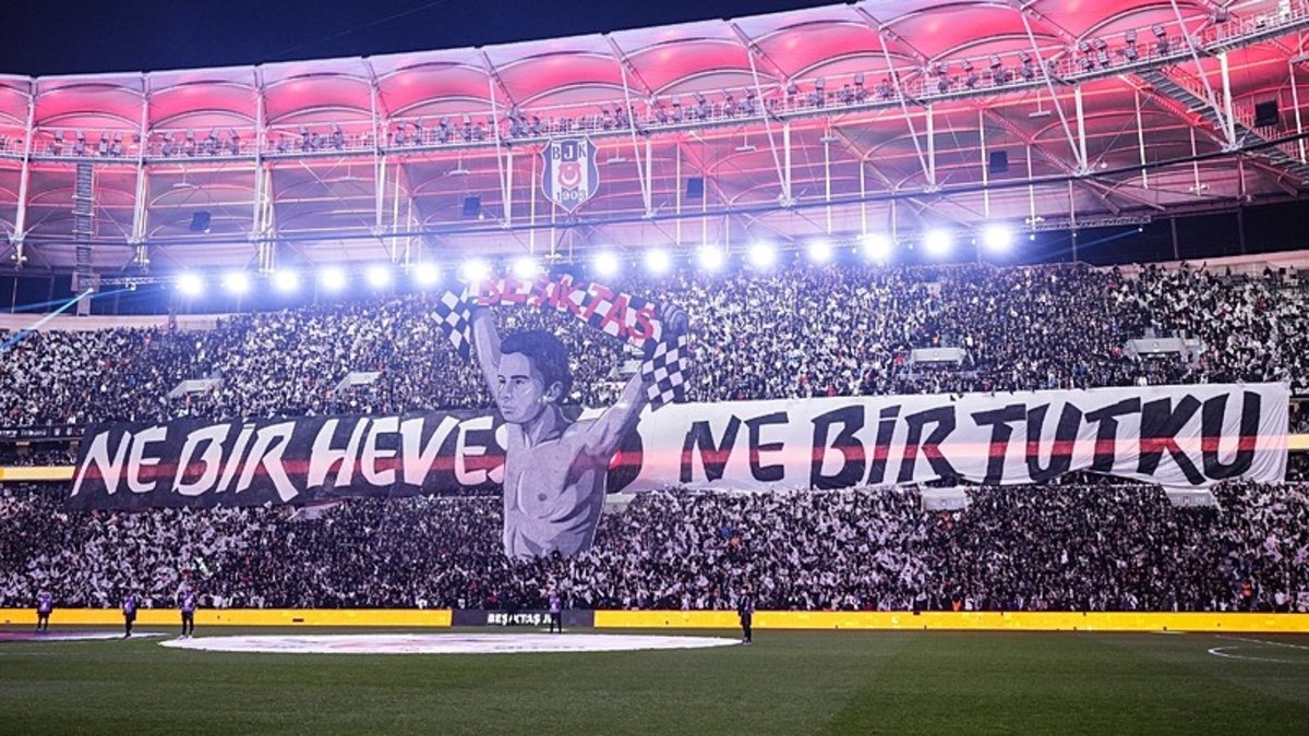 Beşiktaşlı taraftarlardan Galatasaray derbisi için özel koreografi! İşte açılan pankartlar