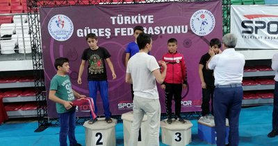 Akyazılı güreşciler göz doldyrdu