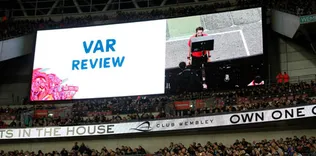 Türk hakemden maça damga vuran karar!