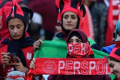 İran’da kadınlar 39 yıl sonra futbol maçında tribünde