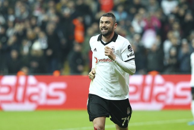 Beşiktaş'ta Burak Yılmaz taraftarla buzları eritti!
