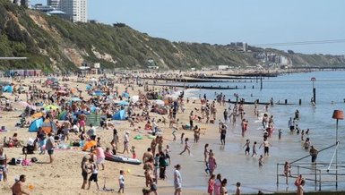 İngiltere'de corona virüsünü yok saydılar! Bournemouth'da plajlar tıklım tıklım...