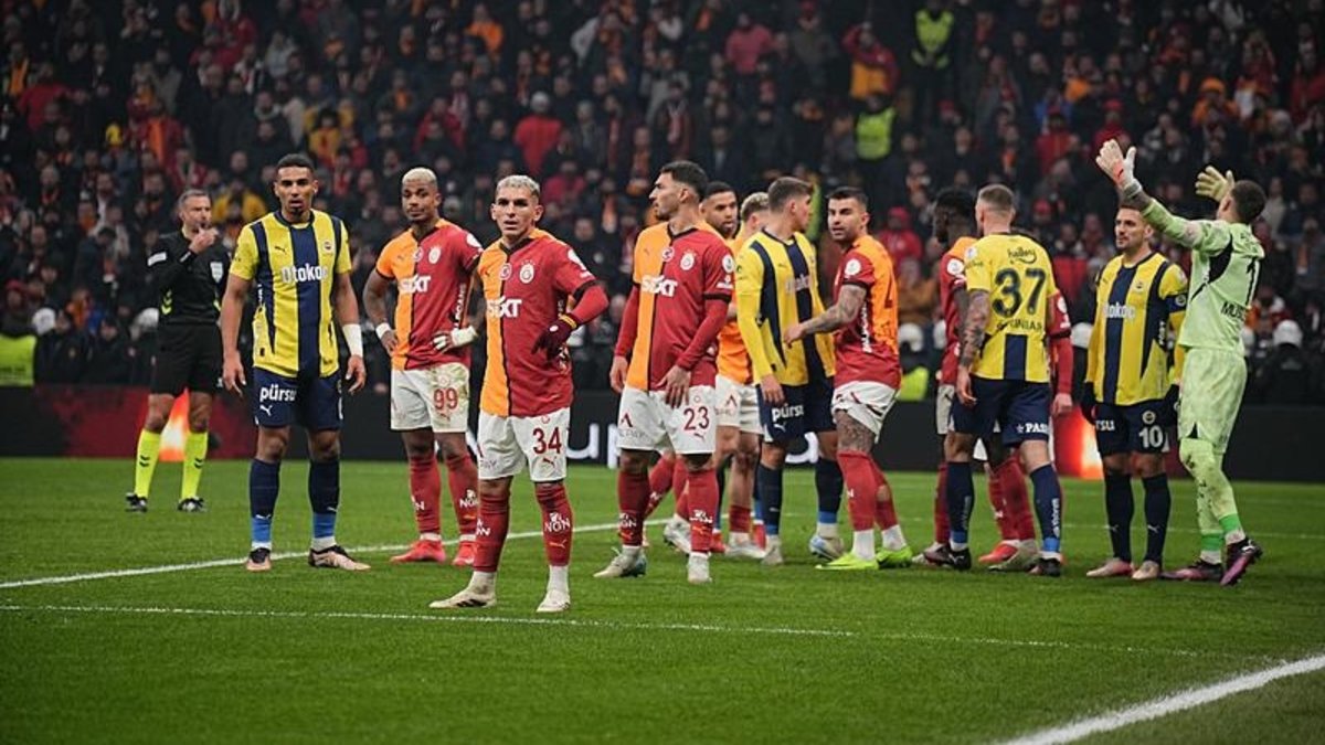 Galatasaray'dan bir hamle daha! Fenerbahçeli iki futbolcu TFF'ye şikayet edildi Galatasaray'dan bir hamle daha! Fenerbahçeli iki futbolcu TFF'ye şikayet edildi