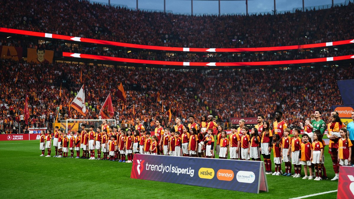 Aslan kupasını alıyor
