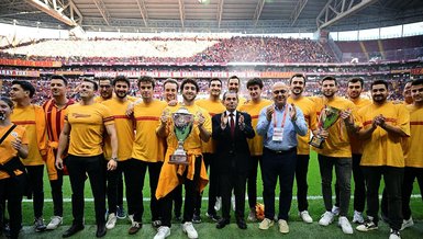 Çifte kupa ile tur attılar