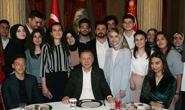 Başkan Recep Tayyip Erdoğan'ın iftar yemeğine Mesut Özil de katıldı