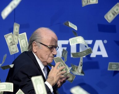 Blatter’e dolarlı protesto