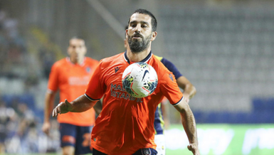 Arda Turan halı sahada