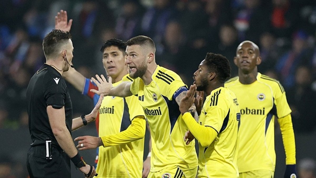 Viktoria Plzen-Fenerbahçe maçında hakemden skandal penaltı kararı! Pozisyonu VAR'da izledi ama...