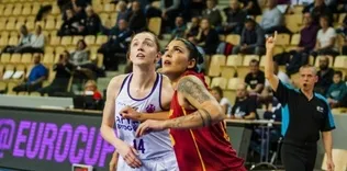 Dişi Aslanlar lidere takıldı
