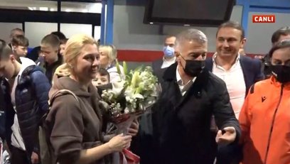 >Ukrayna'dan ayrılan 143 futbolcu Trabzon'a geldi