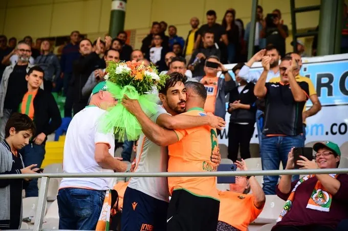 İrfan Can Kahveci Alanyaspor taraftarıyla birlikte asker selamı verdi - 1