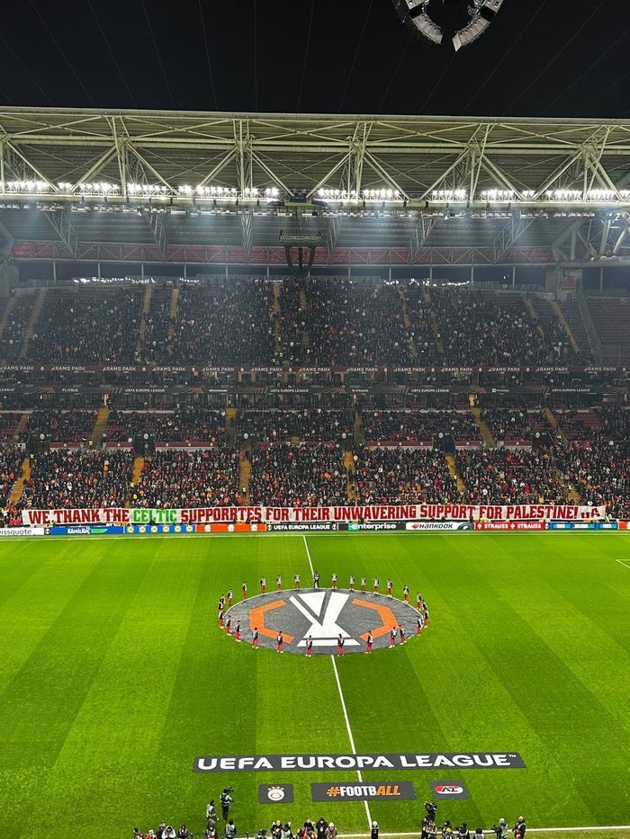 galatasaray-tribunlerinden-ozgur-filistin-mesaji-1740074037644.jpg
