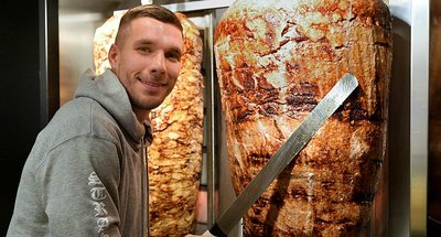 Lukas Podolski  sucuklu yumurta yapıyor