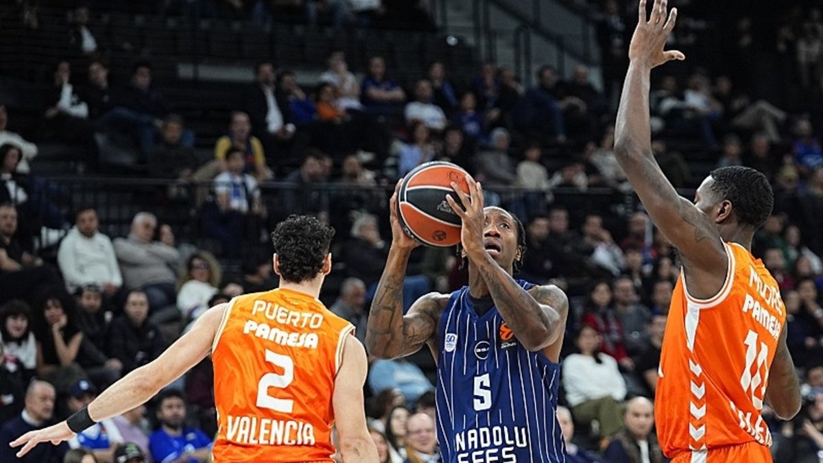 Anadolu Efes EuroLeague'de 9 maç aradan sonra kazandı!
