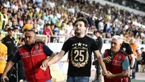 G.Saray taraftarı sahaya girdi
